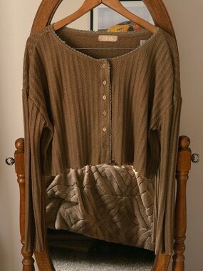 Lizard Thicket Brown Ribbed Cropped Button-Front Long Sleeve Top